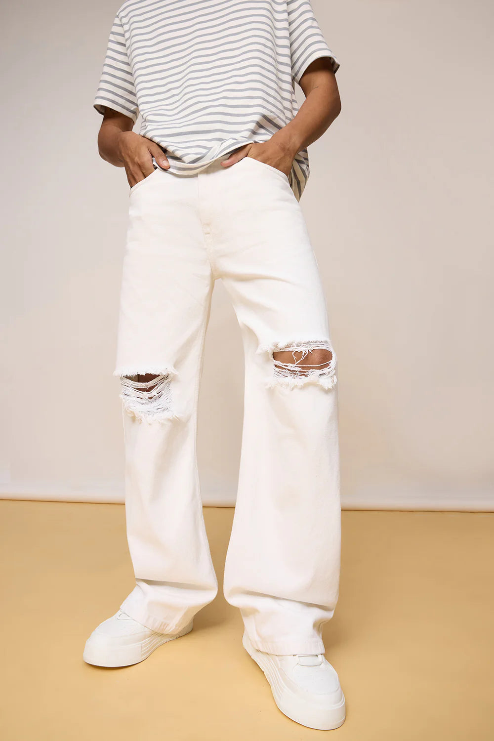 Versatile White Knee Ripped Men’s Jeans for Travel, Casual Outings, and Everyday Wear