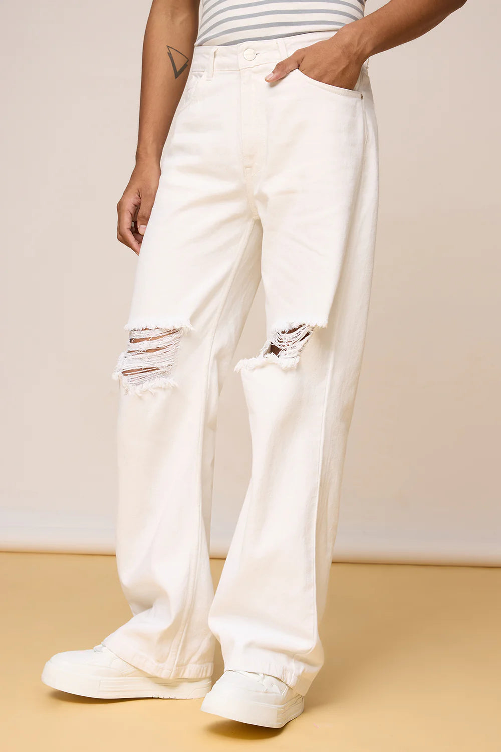Versatile White Knee Ripped Men’s Jeans for Travel, Casual Outings, and Everyday Wear