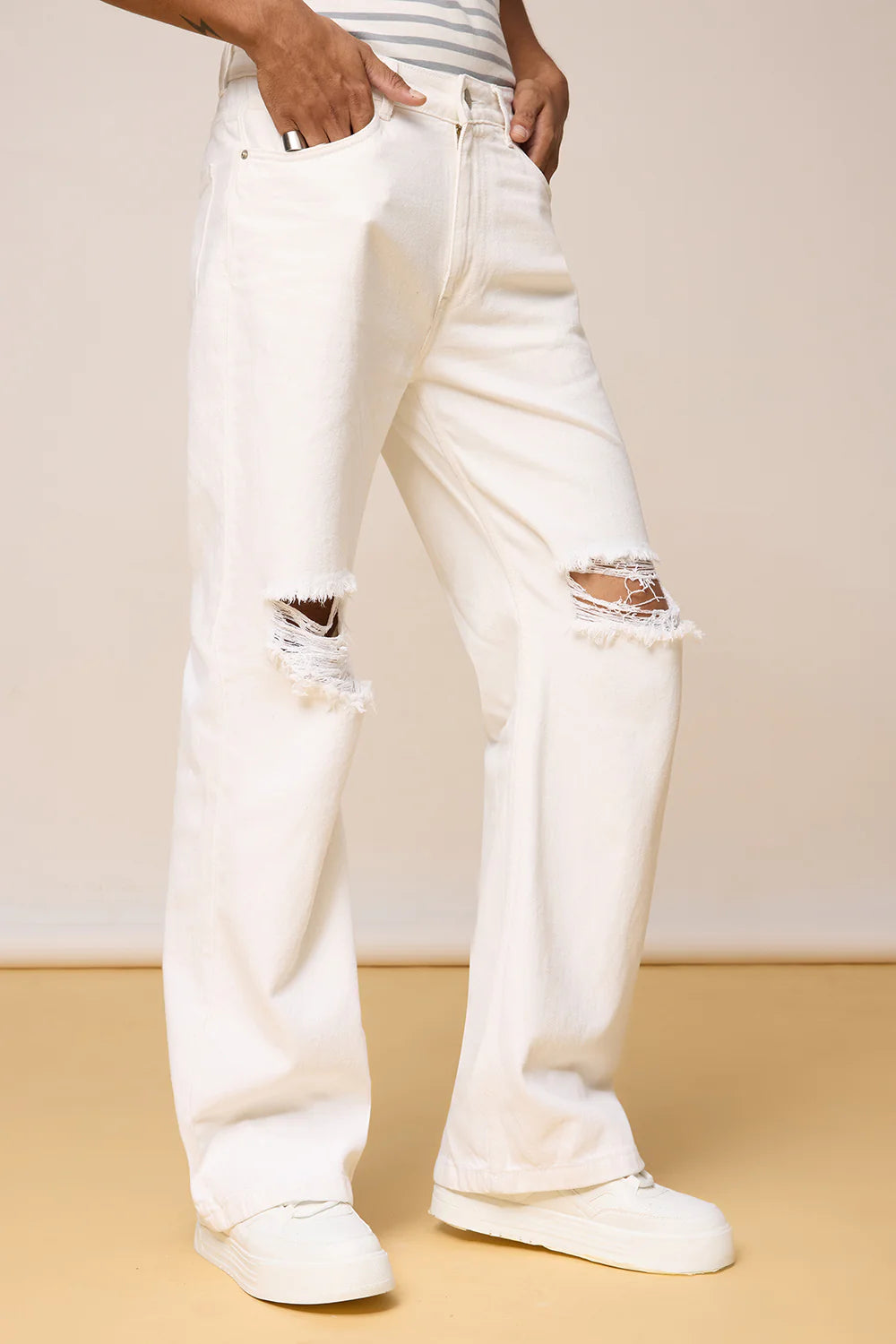 Versatile White Knee Ripped Men’s Jeans for Travel, Casual Outings, and Everyday Wear